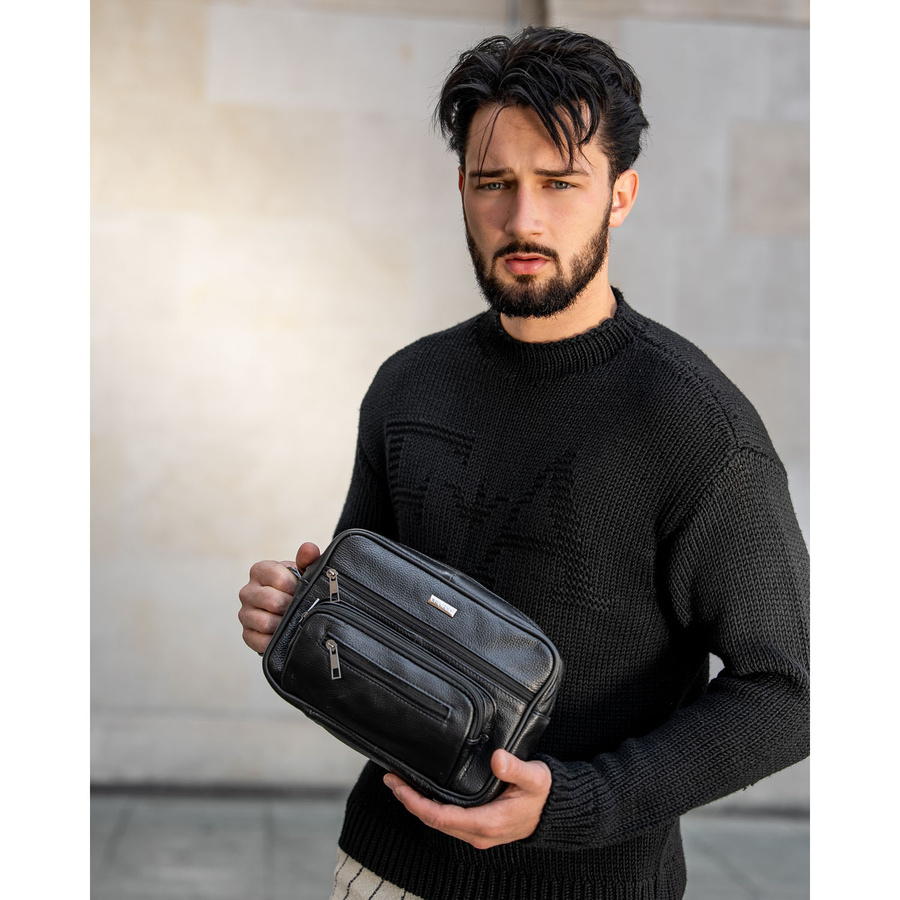 Skórzana saszetka męska w czarnym kolorze z kieszeniami zewnętrznymi i uchwytem do ręki - Rovicky