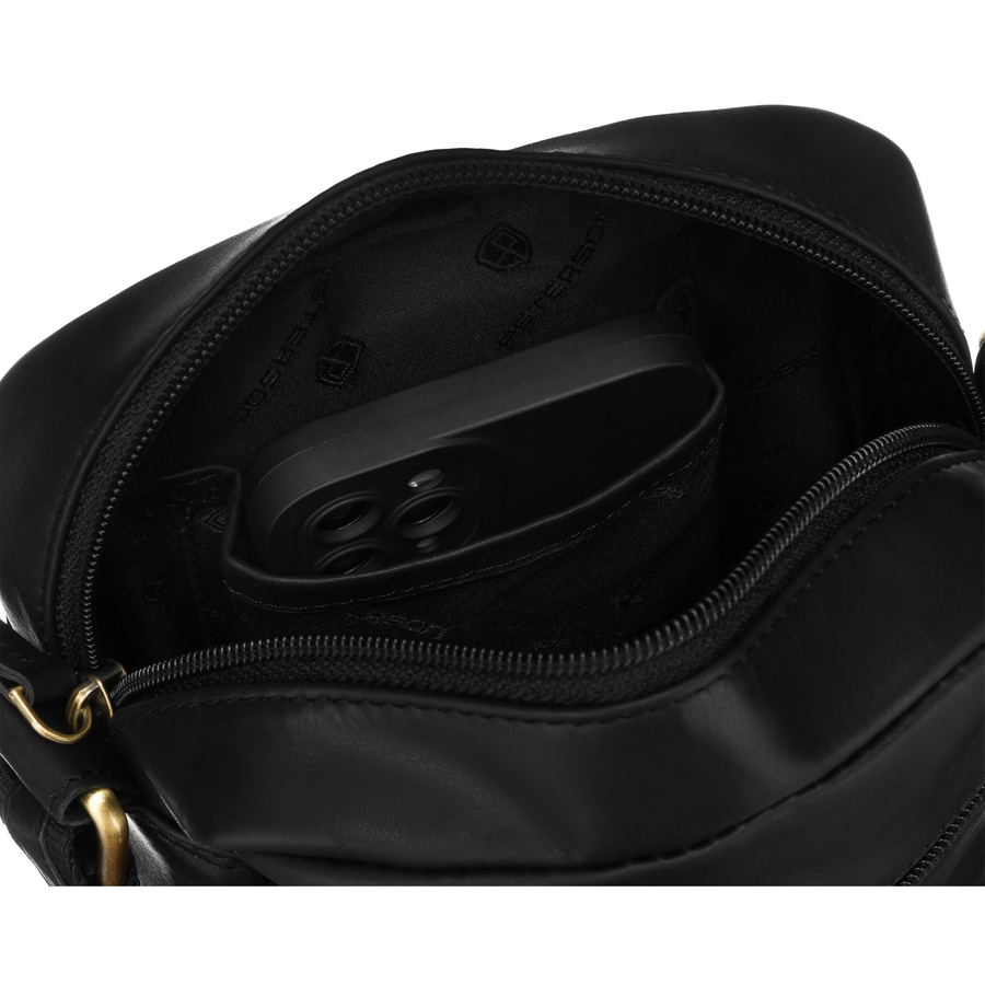 Stylowa skórzana listonoszka męska w czarnym kolorze zawieszona na regulowanym pasku - Peterson