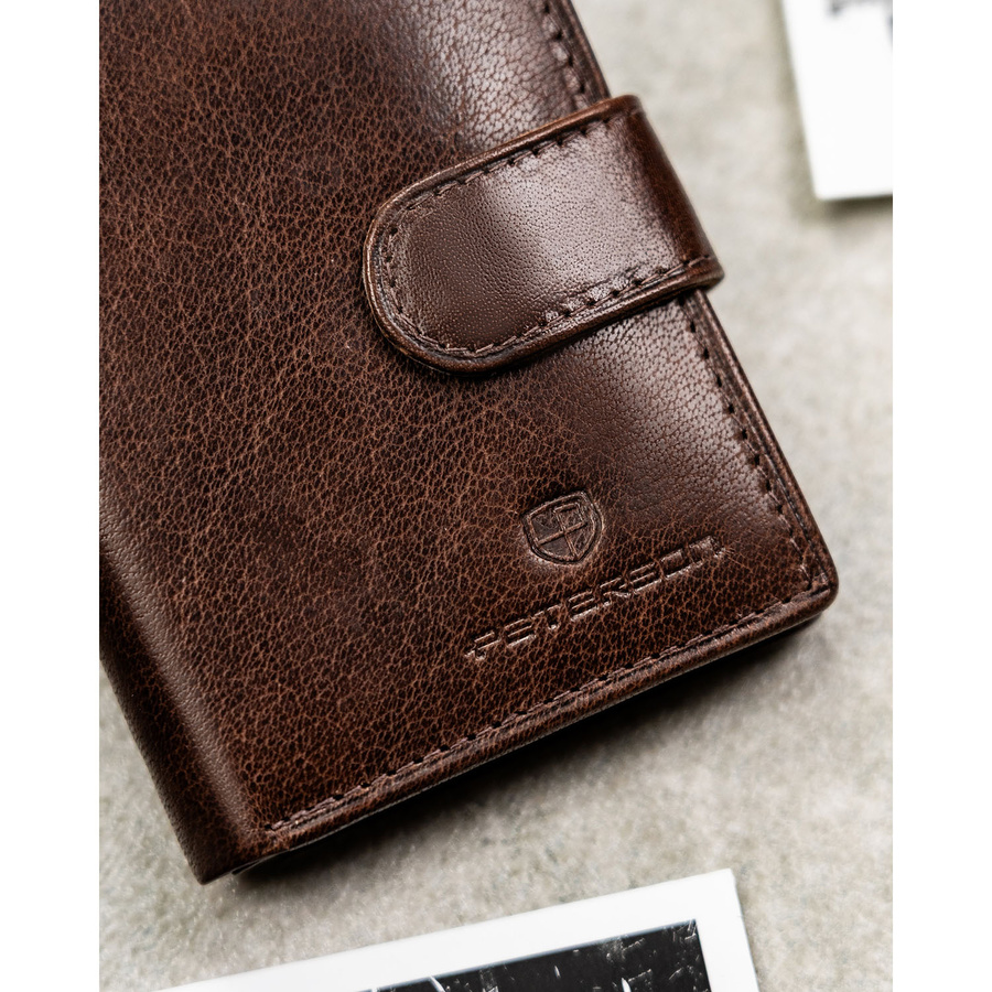 Portfel męski ze skóry naturalnej w brązowym kolorze, model zamykany zatrzaskiem - Peterson