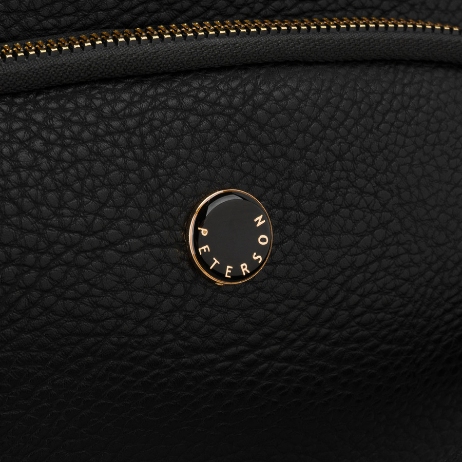 Miejska, czarna nerka damska ze skóry ekologicznej zawieszona na regulowanym pasku - Peterson