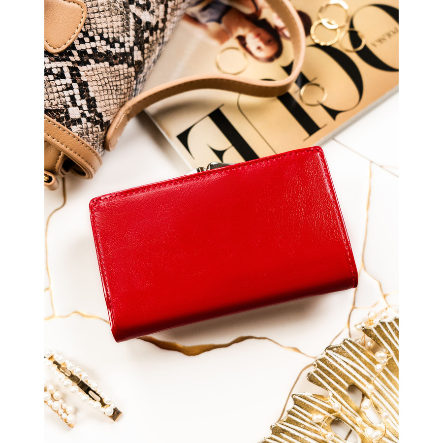 Portfel damski ze skóry naturalnej w czerwonym kolorze zamykany na zatrzask i bigiel - Peterson