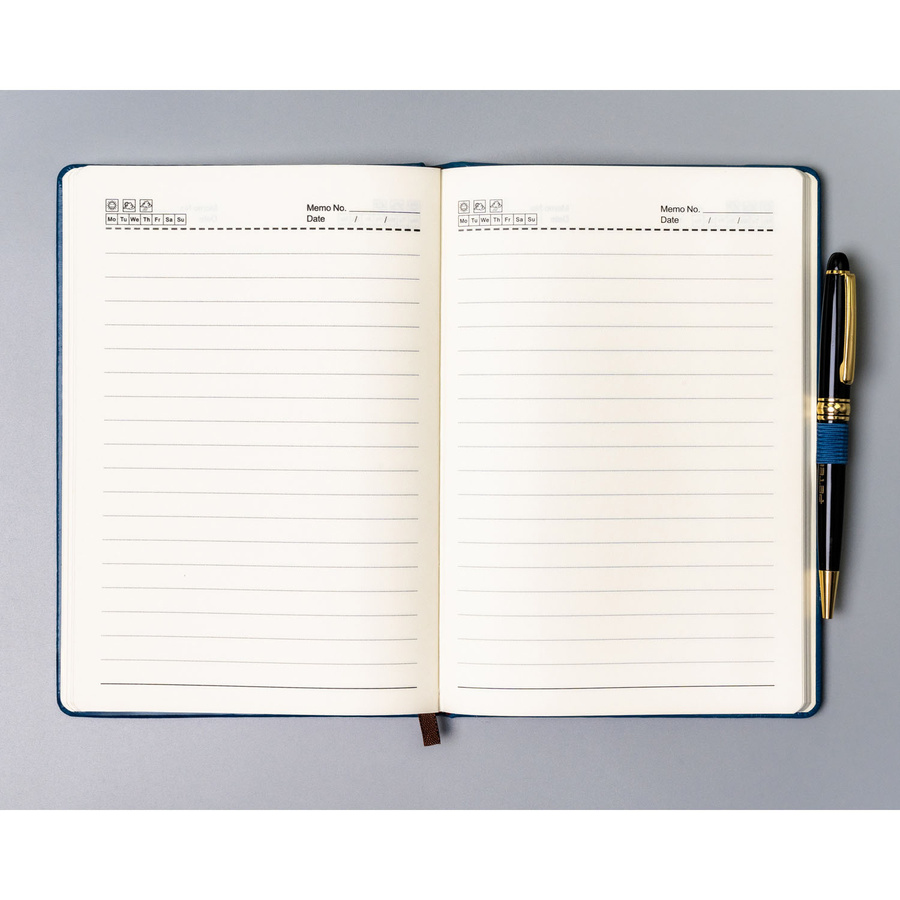 Niebieski notes w twardej oprawie formacie A5 zadrukowany w linie, wyposażony w gumkę zamykającą - Peterson