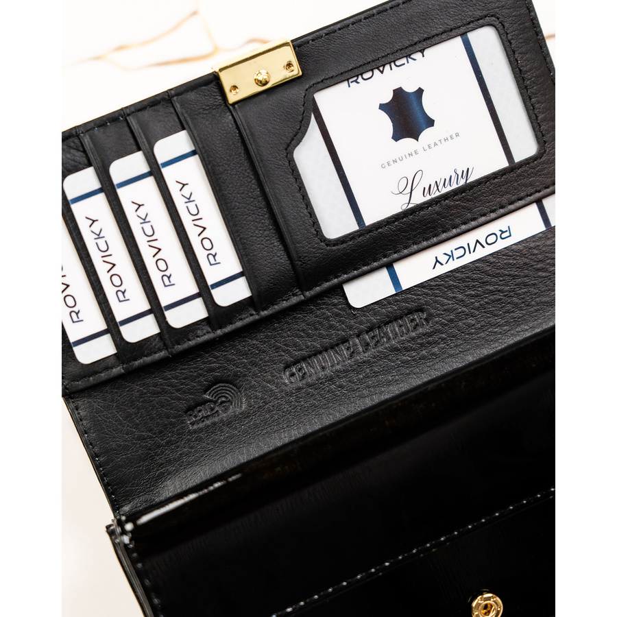 Duży portfel damski z lakierowanej skóry naturalnej w czarnym kolorze zamykany na zatrzask - Rovicky