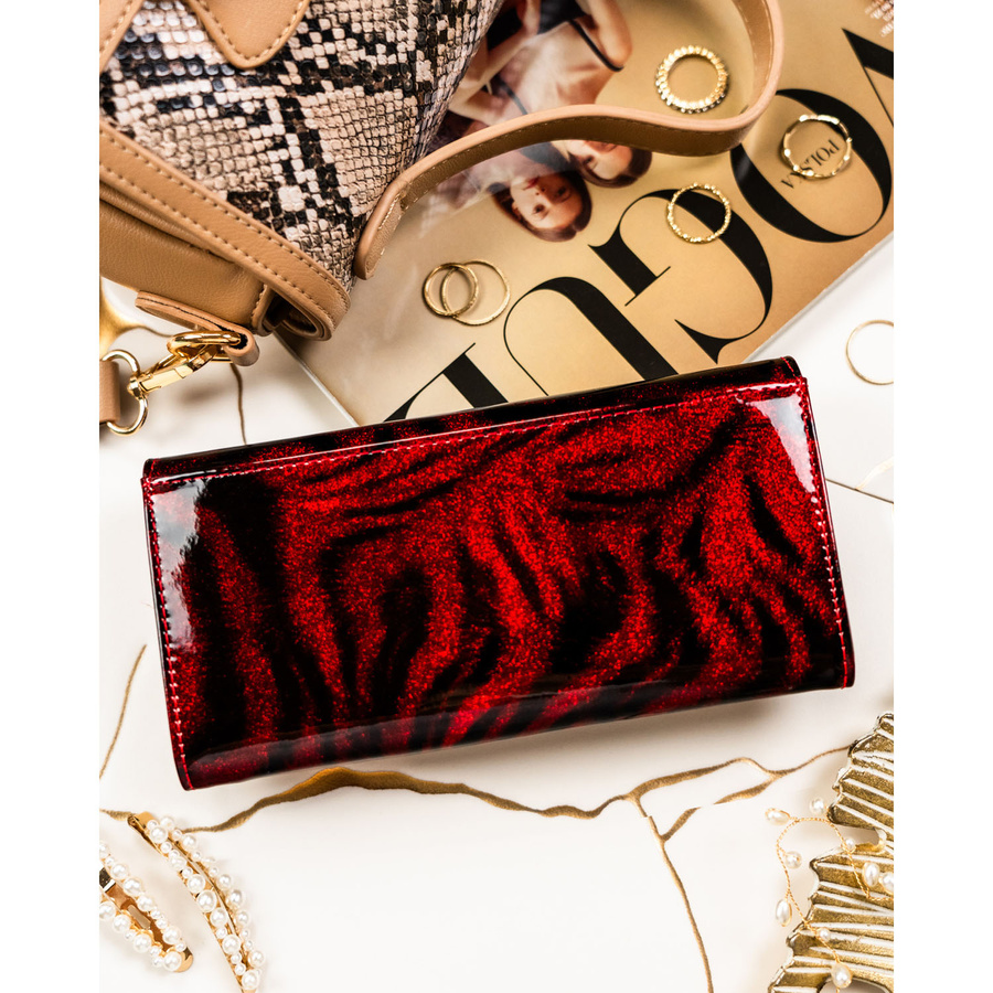 Lakierowany, czerwony portfel damski ze skóry naturalnej i ekologicznej w zwierzęcy wzór - Peterson