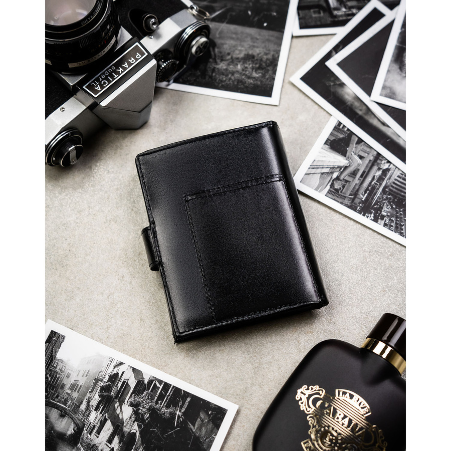 Portfel męski ze skóry naturalnej w czarnym kolorze z systemem RFID i w zestawie z brelokiem - Peterson