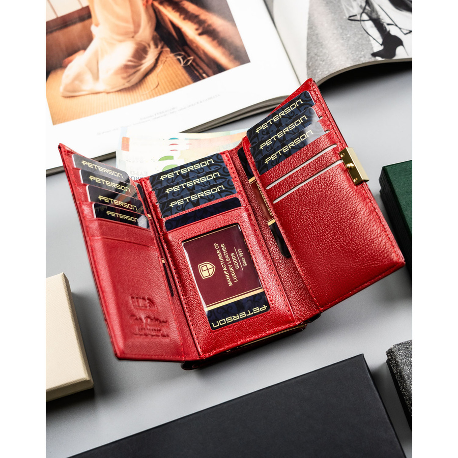 Portfel damski ze skóry naturalnej w czerwonym kolorze, zamykany biglem i zatrzaskiem - Peterson